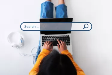 Image d'une femme assise devant un ordinateur vue du dessus avec encadré SEO 